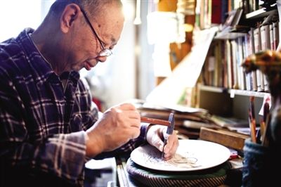 茅子芳正在家中刻瓷。作為這項(xiàng)北京市級(jí)非物質(zhì)文化遺產(chǎn)項(xiàng)目的代表性傳承人，他從事刻瓷藝術(shù)已經(jīng)50年時(shí)間。而今，這項(xiàng)技藝正面臨著后繼乏人的窘境。